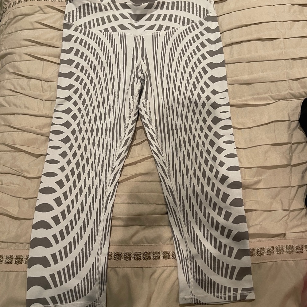 Alo Yoga Short Leggings size M